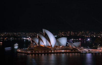 悉尼歌剧院在晚上的时间
